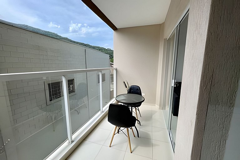 Apto com A/C e Churrasqueira à 500m da praia