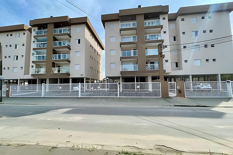 Apto com A/C e Churrasqueira à 500m da praia