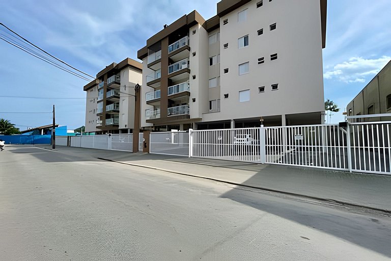 Apto com A/C e Churrasqueira à 500m da praia