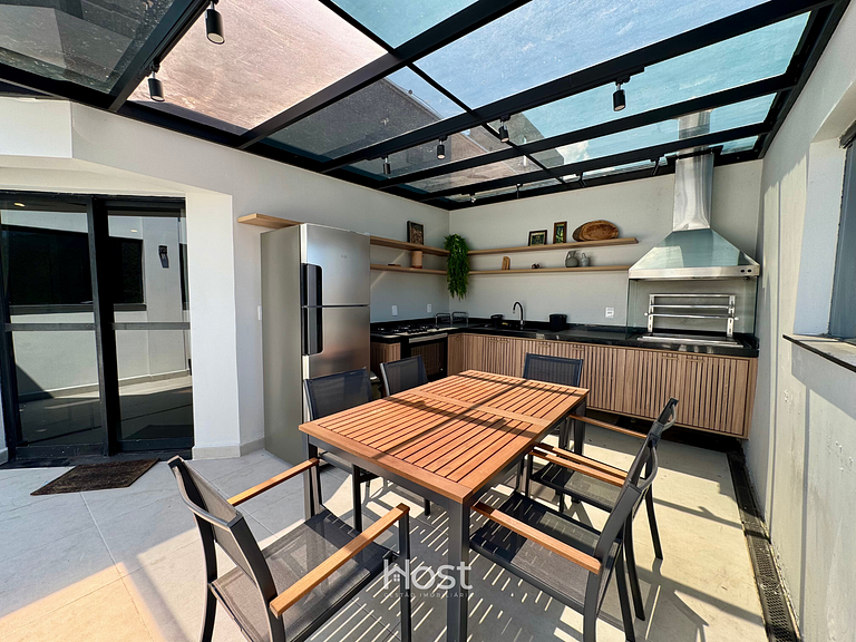 Cobertura com A/C e Churrasqueira a 700m da Praia