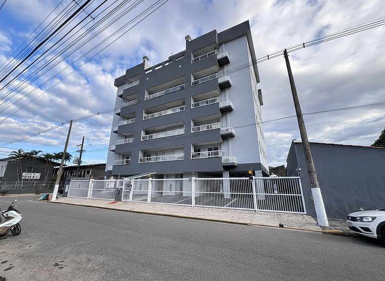 Apto com Churrasqueira e Piscina em região central