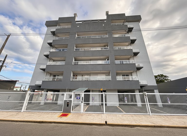 Apto com Churrasqueira e Piscina em região central